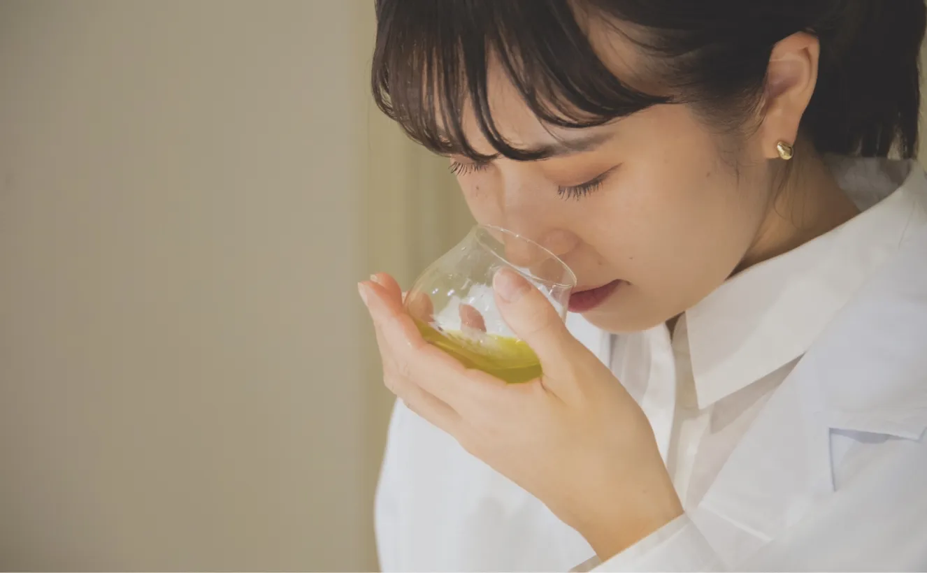 香りを確かめるYUCCI