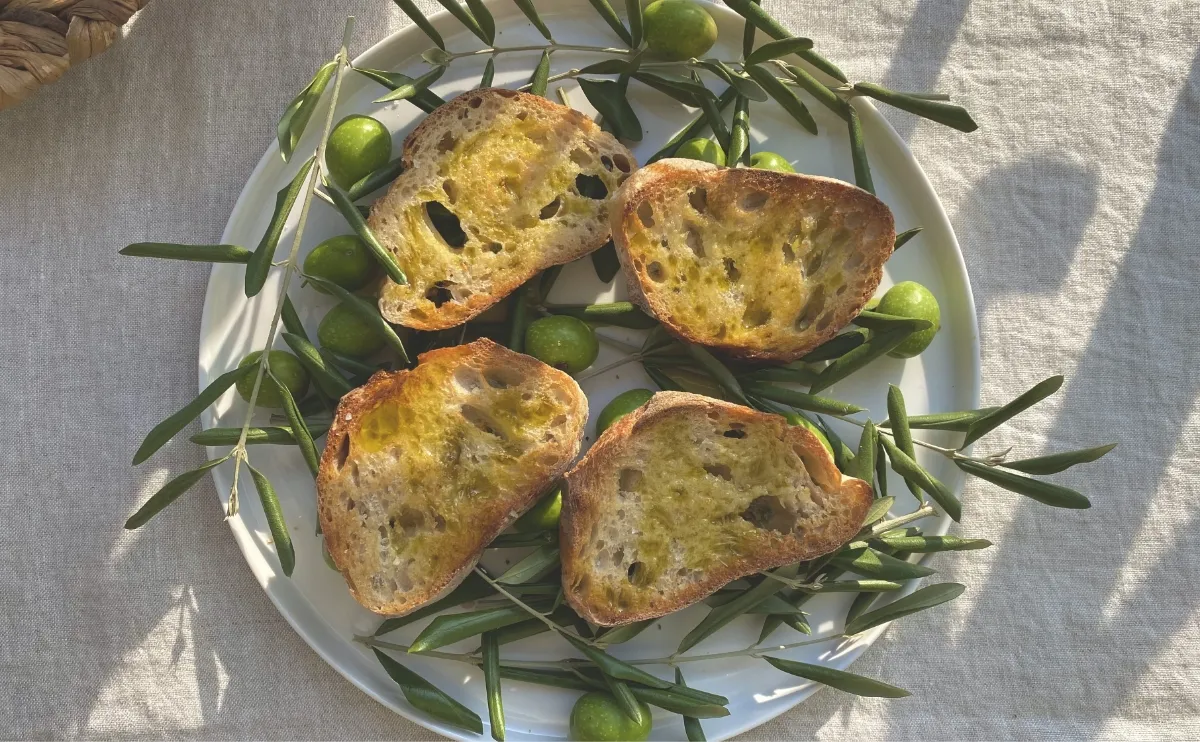 パンにオリーブオイル